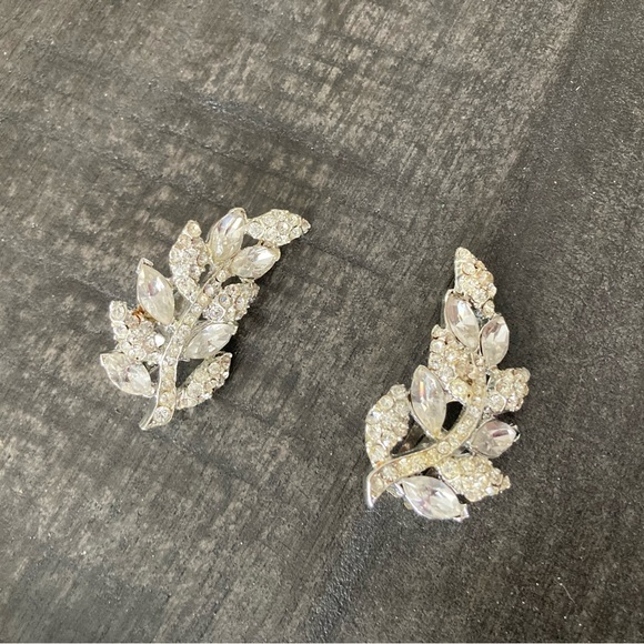 Vintage Clear rhinestones leaf dress clips. - Picture 4 of 6